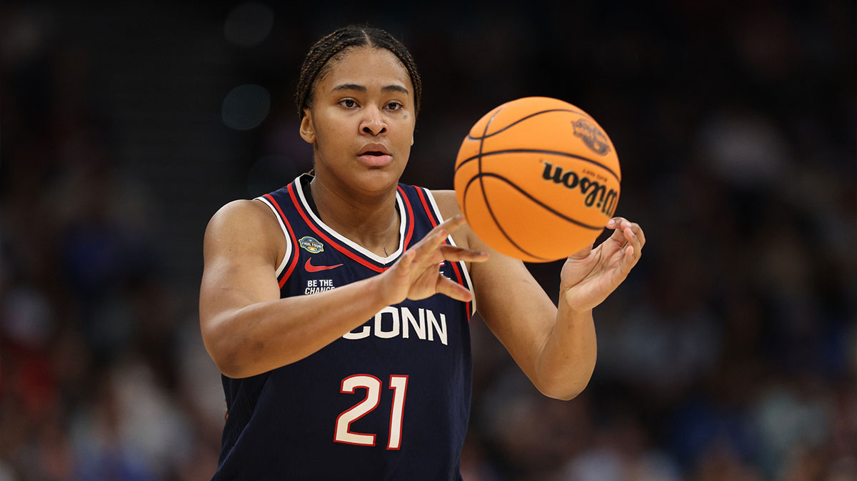 Connecticut Huskies forward Sarah Strong (21) plays against the UCLA Bruins during the third quarter in a semifinal of the women's 2025 NCAA tournament at Amalie Arena.