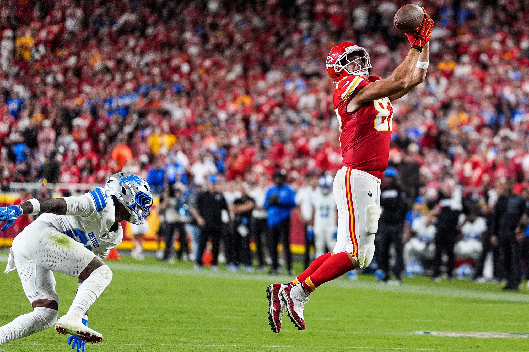 Kansas City Chiefs tight end Travis Kelce catching a pass against the Detroit Lions.