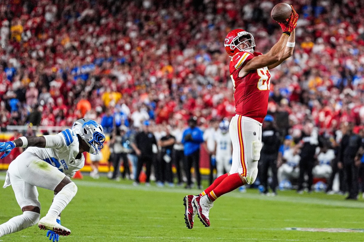 Kansas City Chiefs tight end Travis Kelce catching a pass against the Detroit Lions.