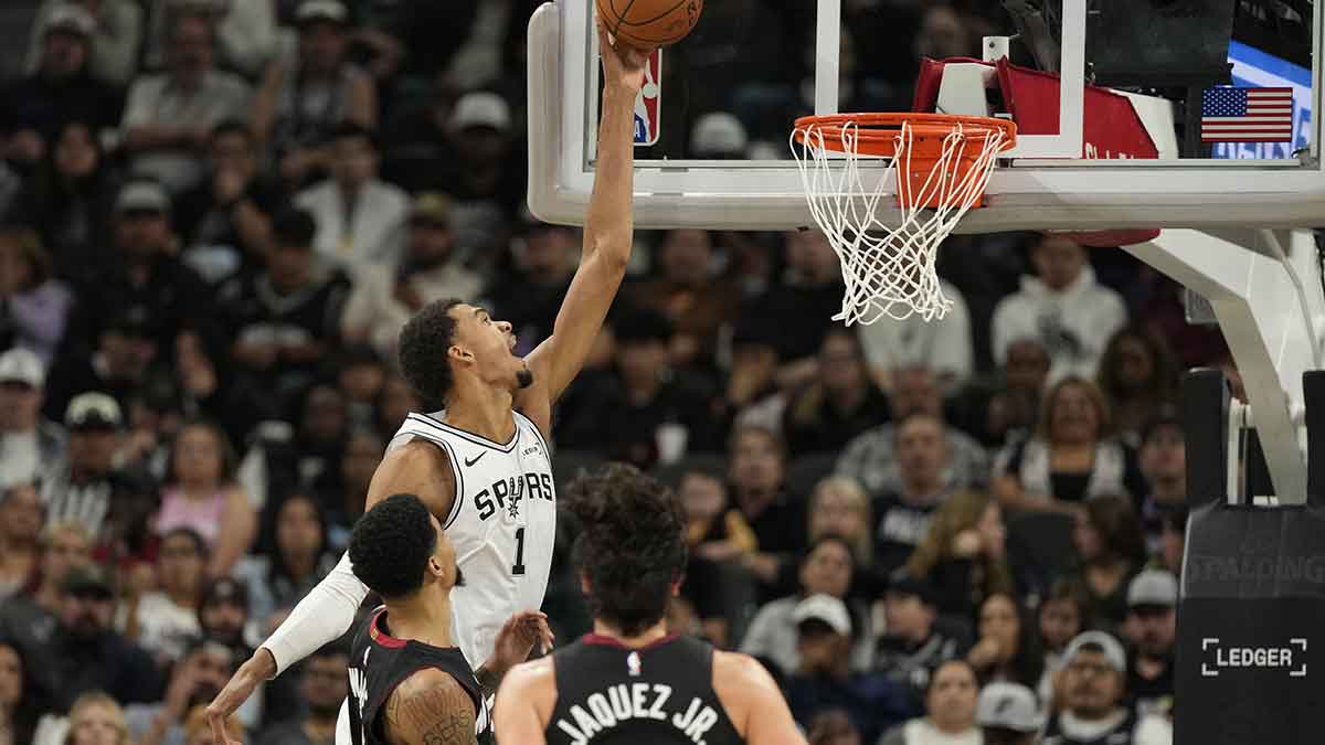 San Antonio Spurs forward Victor Wembanyama (1) dunks during the second half against the Miami Heat at Frost Bank Center.