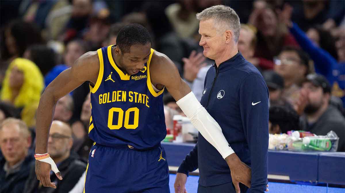 Warriors forward Jonathan Kuminga (00) reacts after a foul with head coach Steve Kerr against the Sacramento Kings during the second quarter at Chase Center