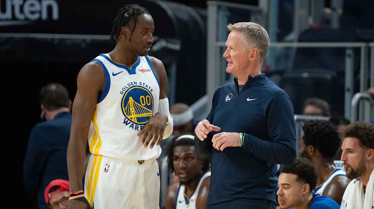 Warriors head coach Steve Kerr (right) talks to forward Jonathan Kuminga (00) during the third quarter against the San Antonio Spurs at Chase Center