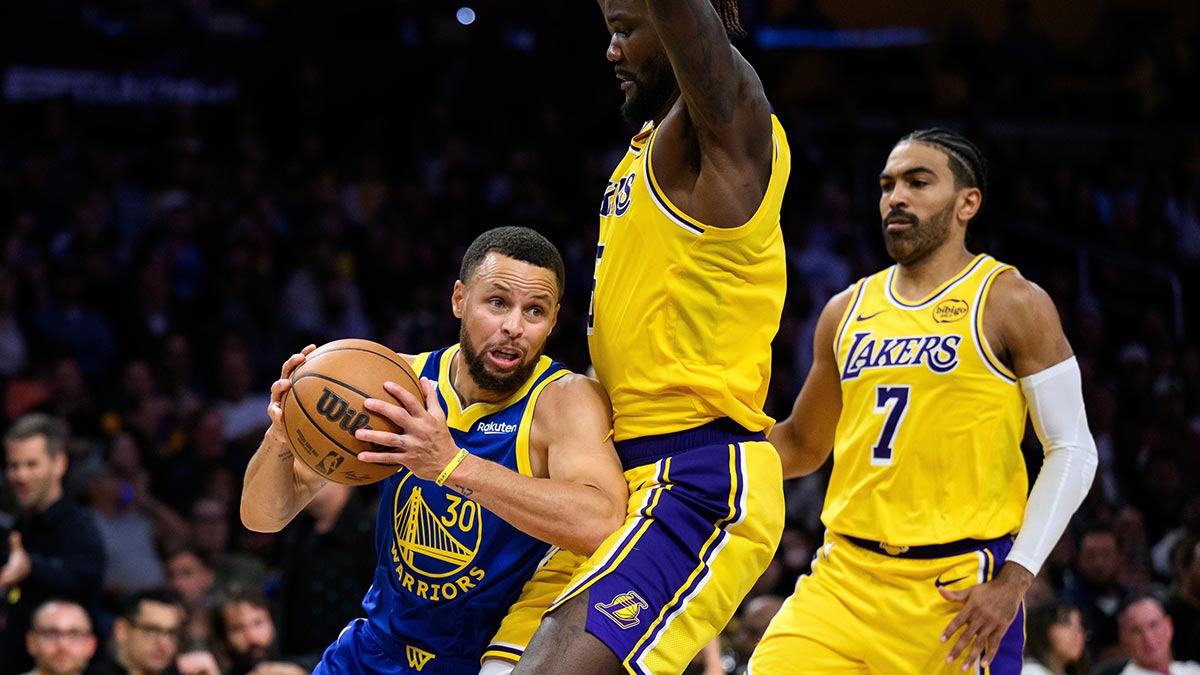 Warriors’ Stephen Curry sets new NBA record as LeBron James watched helplessly