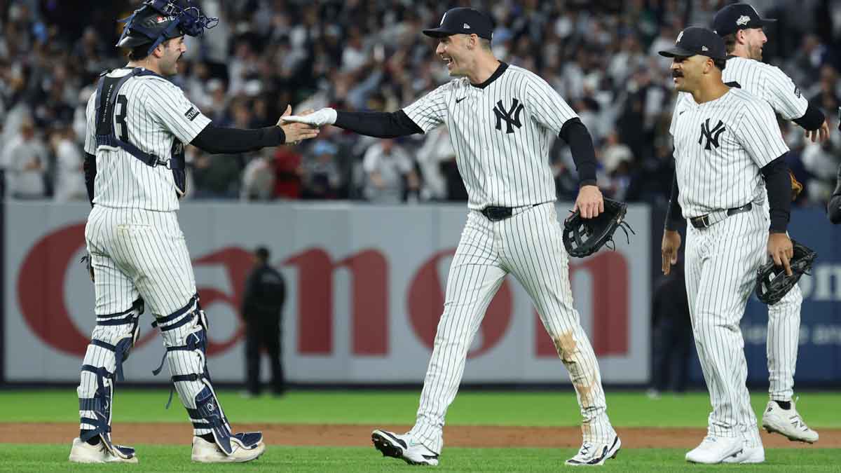 Yankees catcher Austin Wells (28) and outfielder Cody Bellinger (35) shake hands
