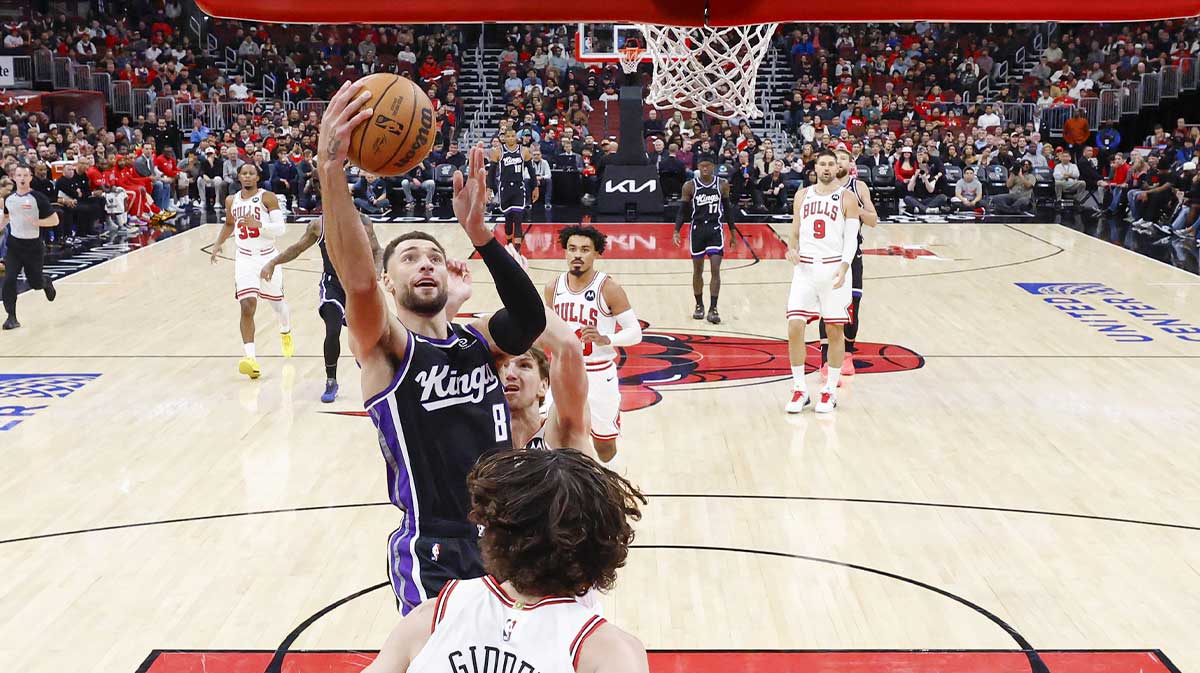 Sacramento Kings guard Zach LaVine (8) goes to the basket against Chicago Bulls guard Josh Giddey (3) during the first half at United Center.