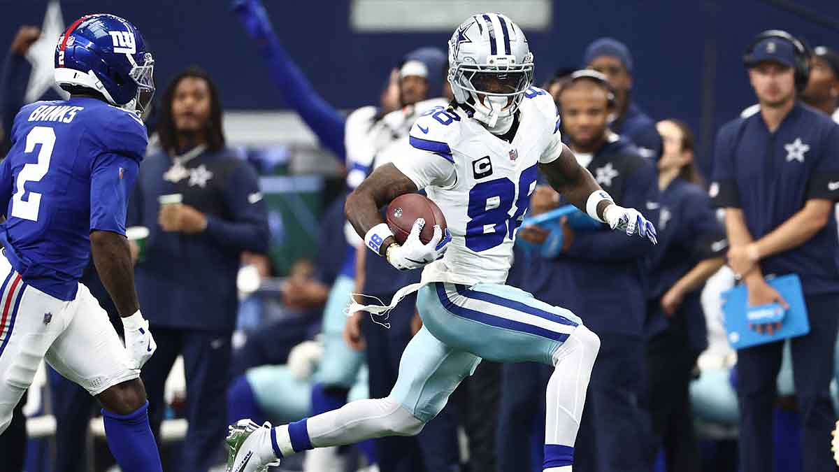 Dallas Cowboys wide receiver CeeDee Lamb (88) runs with the ball against the New York Giants during the second quarter at AT&T Stadium.