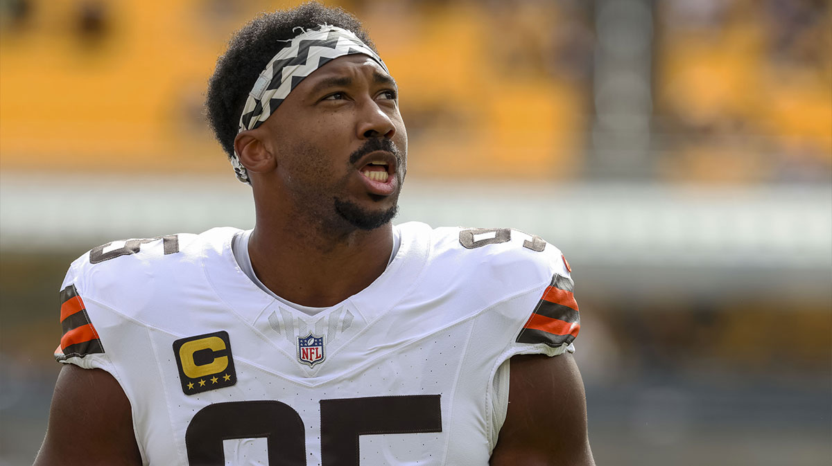 Cleveland Browns defensive end Myles Garrett (95) warms up before the game at Acrisure Stadium.