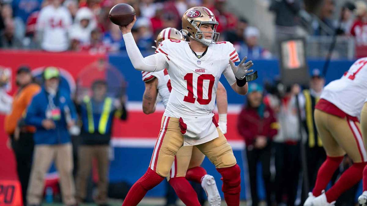 San Francisco 49ers quarterback Mac Jones (10) looks to throw a pass during a week 9 game between New York Giants and San Francisco 49ers at MetLife Stadium on Sunday, Nov. 2, 2025.