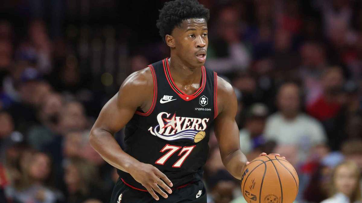 Philadelphia 76ers guard VJ Edgecombe (77) dribbles the ball against the Toronto Raptors during the second quarter at Xfinity Mobile Arena.