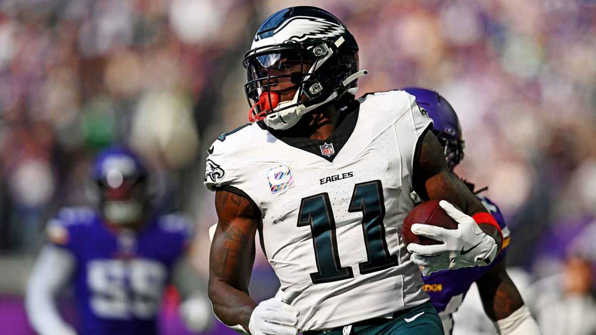 Philadelphia Eagles wide receiver A.J. Brown (11) makes a catch during the first half against the Minnesota Vikings at U.S. Bank Stadium.