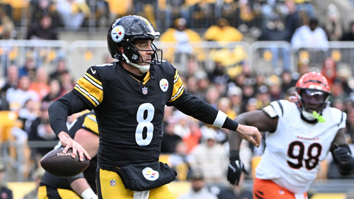 Pittsburgh Steelers quarterback Aaron Rodgers (8) passes the ball against the Cincinnati Bengals during the first half at Acrisure Stadium.