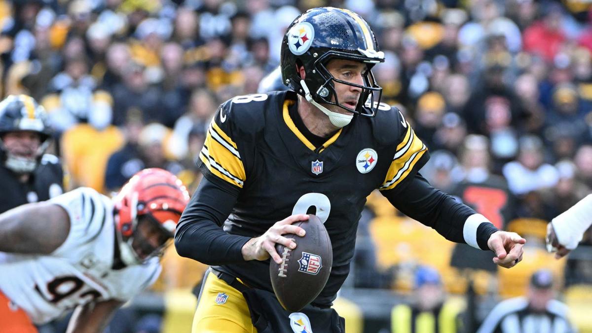 Pittsburgh Steelers quarterback Aaron Rodgers (8) runs with the ball against the Cincinnati Bengals during the first half at Acrisure Stadium.