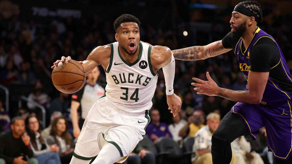 Milwaukee Bucks forward Giannis Antetokounmpo (34) drives to the basket against Los Angeles Lakers forward Anthony Davis (3) during the first quarter at Crypto.com Arena