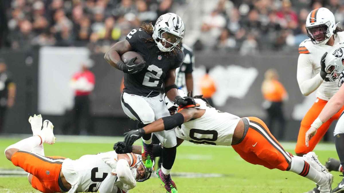 Las Vegas Raiders running back Ashton Jeanty (2) runs against Cleveland Browns linebacker Devin Bush (30) in the first half at Allegiant Stadium.