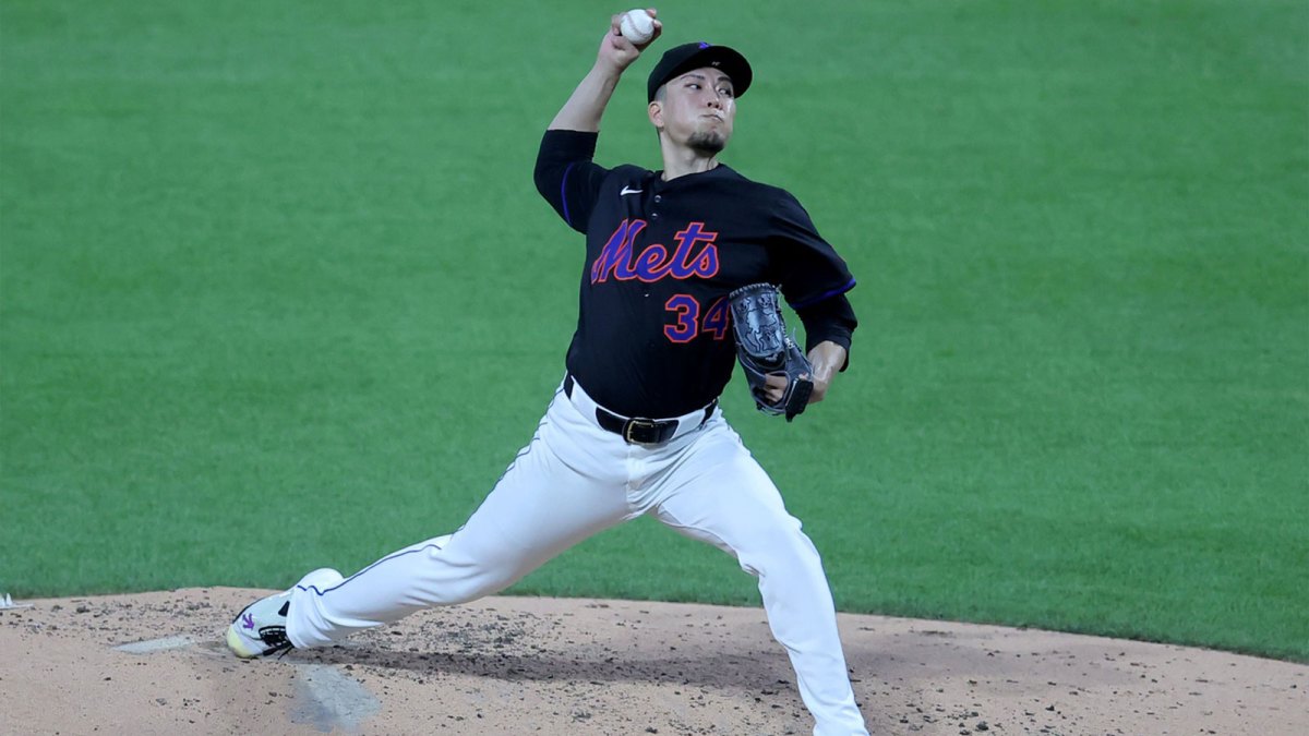 New York Mets starting pitcher Kodai Senga (34) pitches against the Atlanta Braves during the fourth inning at Citi Field. Mandatory Credit: Brad Penner-Imagn Images