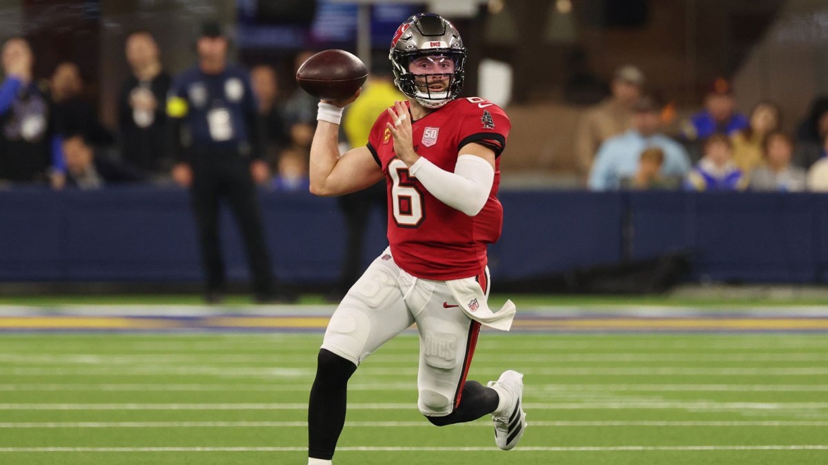 Tampa Bay Buccaneers quarterback Baker Mayfield (6) looks to throw a pass while running with the ball against the Los Angeles Rams during the first quarter at SoFi Stadium