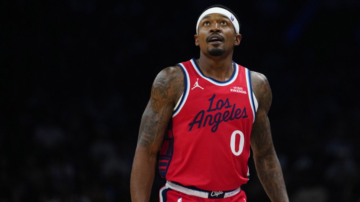 Clippers guard Bradley Beal (0) looks up at the scoreboard as he plays against the Suns during a game at the Mortgage Matchup Center on Nov. 6, 2025.