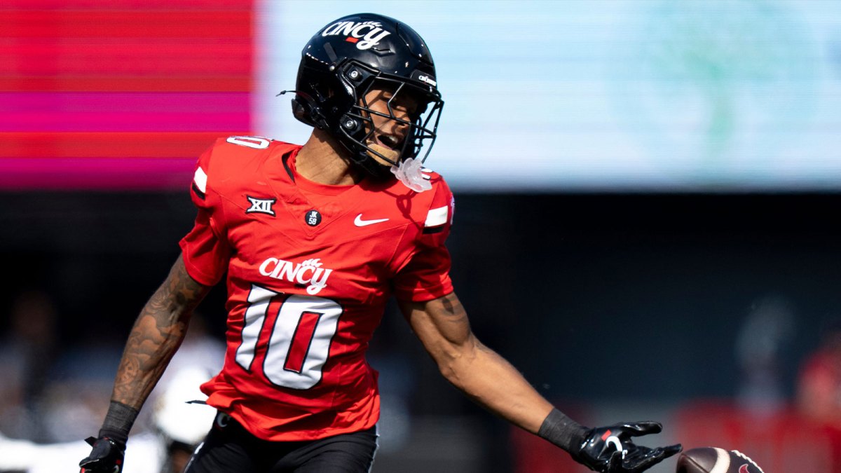 Cincinnati Bearcats wide receiver Caleb Goodie (10) drops a pass in the fourth quarter of the NCAA football game between the Cincinnati Bearcats and UCF Knights at Nippert Stadium in Cincinnati on Oct. 11, 2025.
