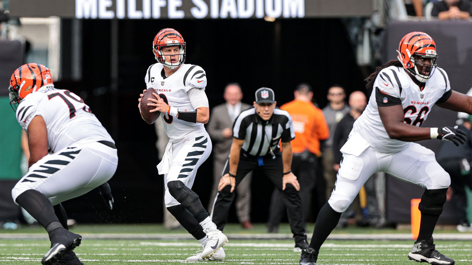 Cincinnati Bengals quarterback Joe Burrow (9) throws the ball during the first half against the New York Jets at MetLife Stadium.