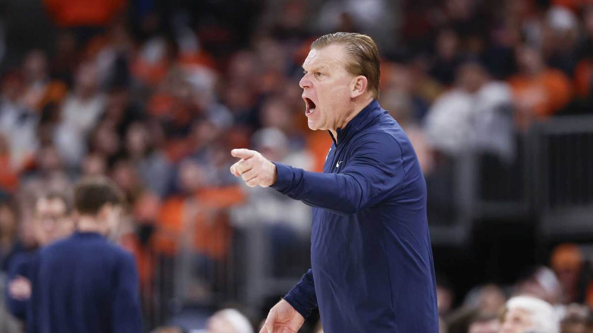 Illinois Fighting Illini head coach Brad Underwood yells to his team during the second half at United Center.