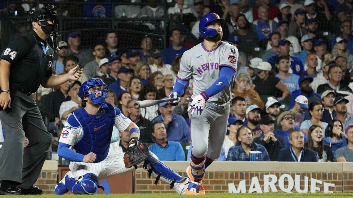New York Mets outfielder Brandon Nimmo (9) hits a three-run home run against the Chicago Cubs during the fifth inning at Wrigley Field.