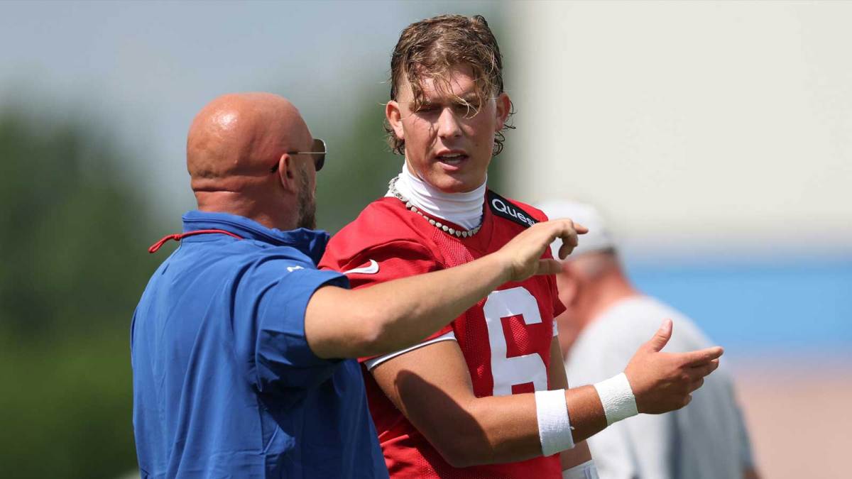 Former New York Giants head coach Brian Daboll and quarterback Jaxson Dart during training camp.