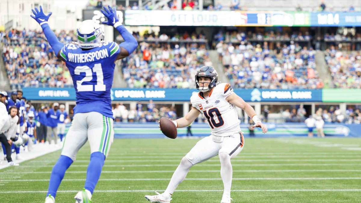 Denver Broncos quarterback Bo Nix (10) rushes for a touchdown against the Seattle Seahawks during the fourth quarter at Lumen Field.