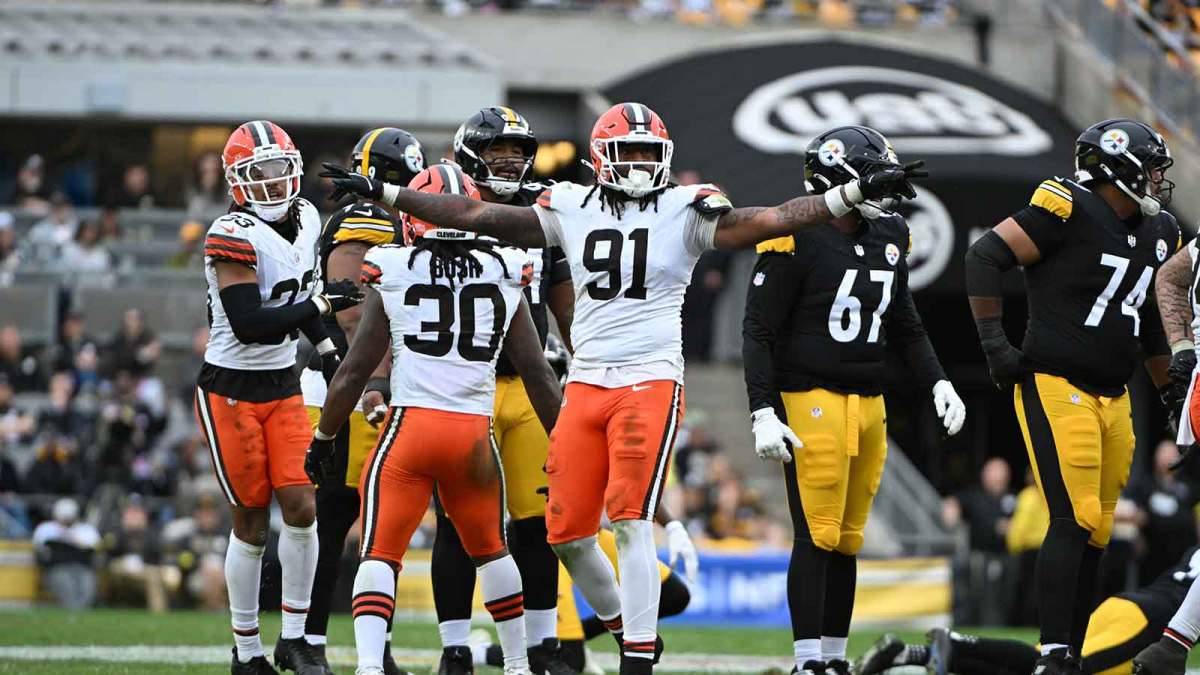 Cleveland Browns defensive end Alex Wright (91) reacts during the fourth quarter at Acrisure Stadium.
