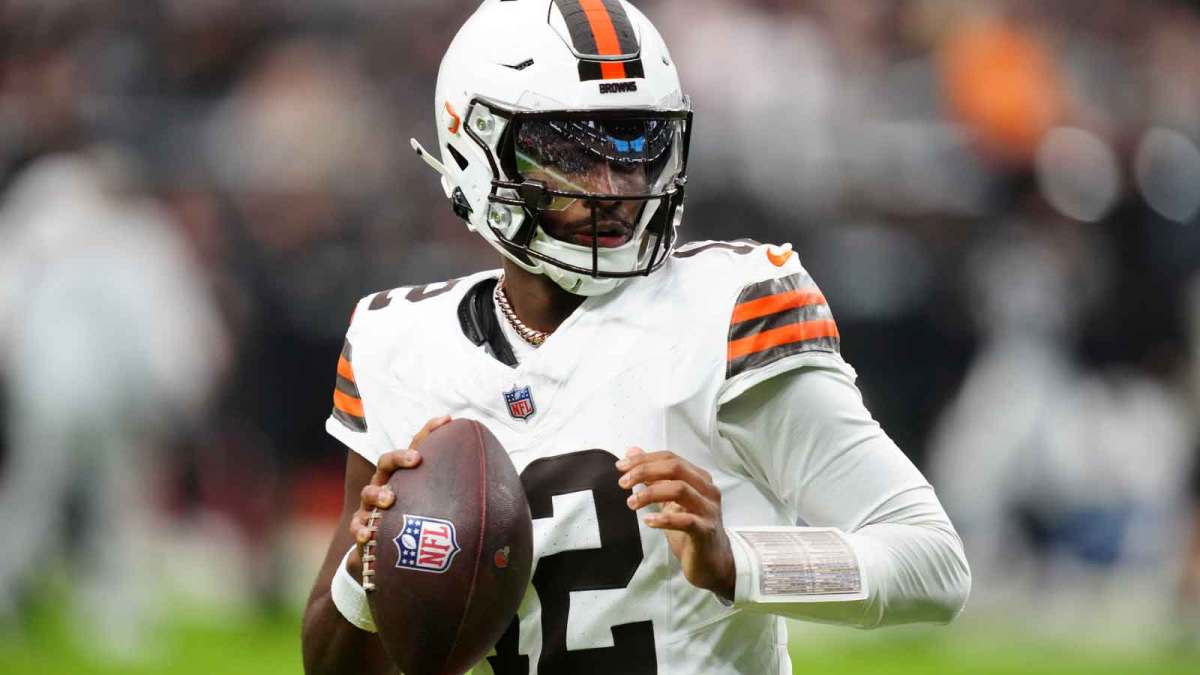 Cleveland Browns quarterback Shedeur Sanders (12) throws the ball against the Las Vegas Raiders at Allegiant Stadium.