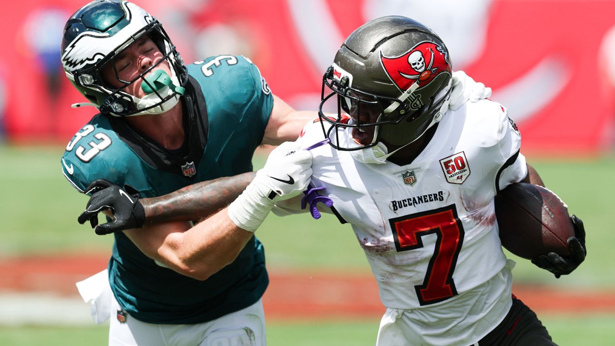 Tampa Bay Buccaneers running back Bucky Irving (7) attempts to stiff arm Philadelphia Eagles cornerback Cooper Dejean (33) during the first quarter at Raymond James Stadium.