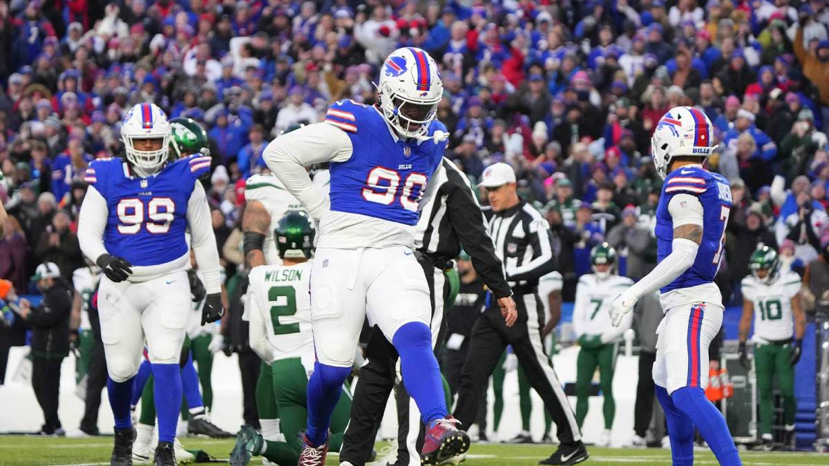 Buffalo Bills defensive end Shaq Lawson (90) reacts to getting a sack against the New York Jets during the first half at Highmark Stadium.