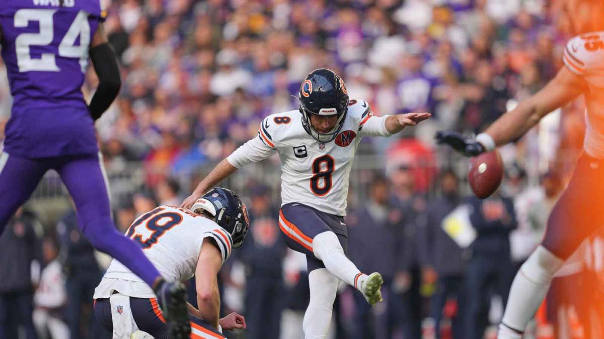 Chicago Bears kicker Cairo Santos (8) kicks a field goal during the third quarter against the Minnesota Vikings at U.S. Bank Stadium.