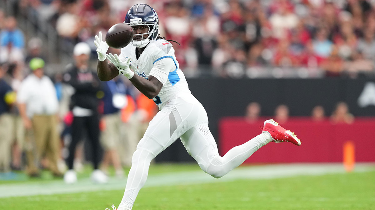 Tennessee Titans wide receiver Calvin Ridley (0) makes a catch against the Arizona Cardinals during the second quarter at State Farm Stadium.