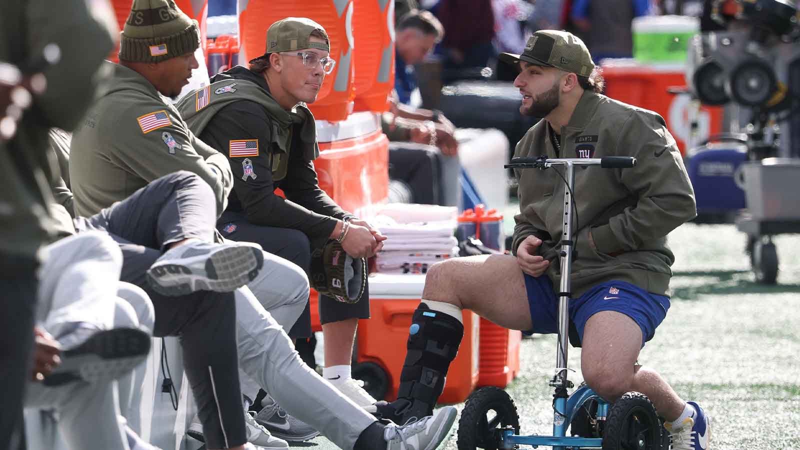 New York Giants quarterback Jaxson Dart (6) and running back Cam Skattebo, right, talk before the game against the Green Bay Packers at MetLife Stadium. 
