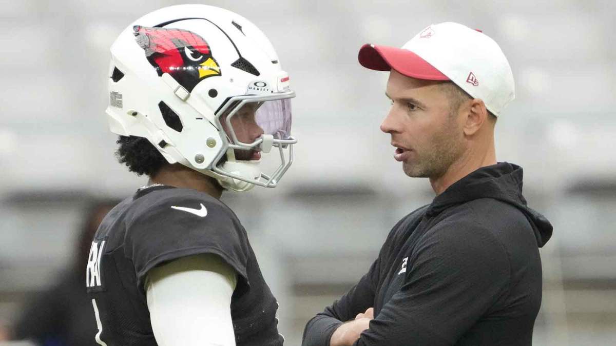 Arizona Cardinals quarterback Kyler Murray (1) talks with head coach Jonathan Gannon during training camp at State Farm Stadium in Glendale on Aug. 6, 2025.