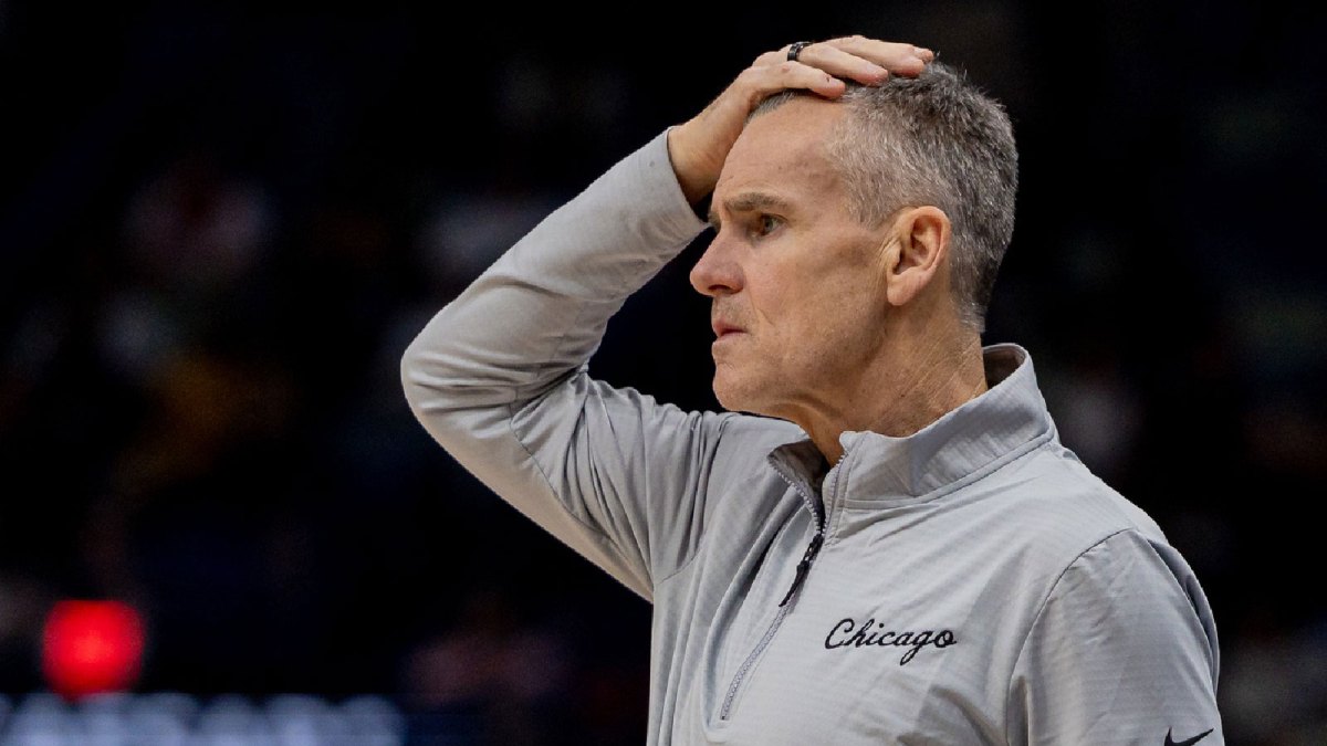 Chicago Bulls Head Coach Billy Donovan looks on against the New Orleans Pelicans during the second half at Smoothie King Center. Mandatory Credit: Stephen Lew-Imagn Images