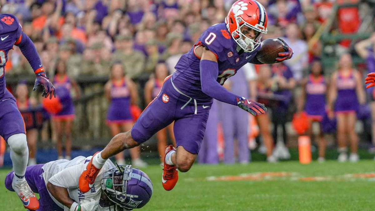 Clemson wide receiver Antonio Williams(0) catches a ball against Furman.