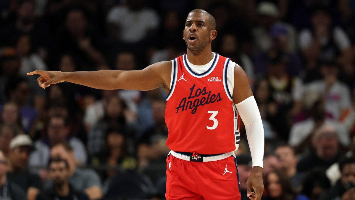Clippers guard Chris Paul (3) against the Phoenix Suns in the first half at the Mortgage Matchup Center