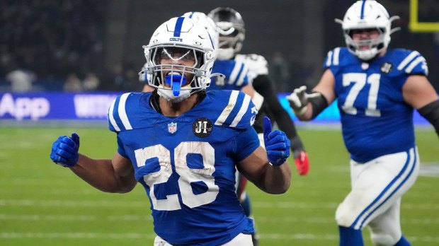 Indianapolis Colts running back Jonathan Taylor (28) scores the winning touchdown in overtime against the Atlanta Falcons during the NFL Berlin Game at Olympic Stadium.