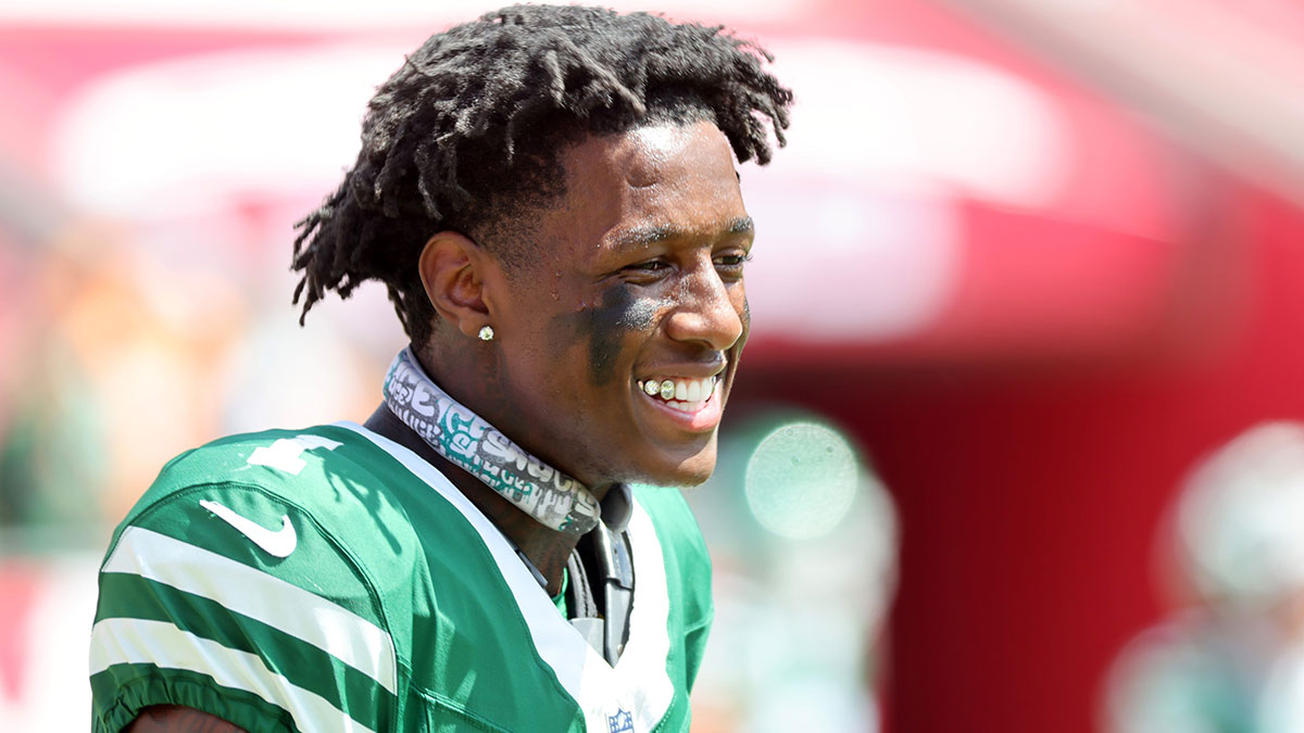 New York Jets cornerback Sauce Gardner (1) against the Tampa Bay Buccaneers prior to the game at Raymond James Stadium.