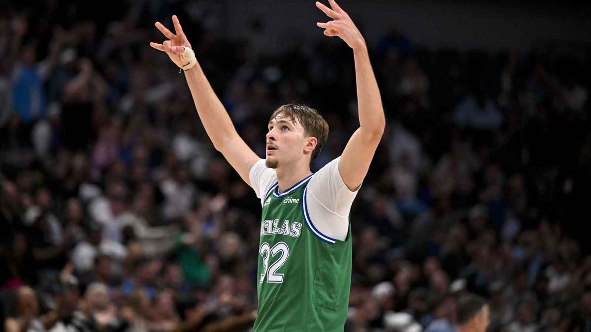 Dallas Mavericks forward Cooper Flagg (32) celebrates a three point basket by guard Max Christie (not pictured) against the Phoenix Suns during the second half at the American Airlines Center.
