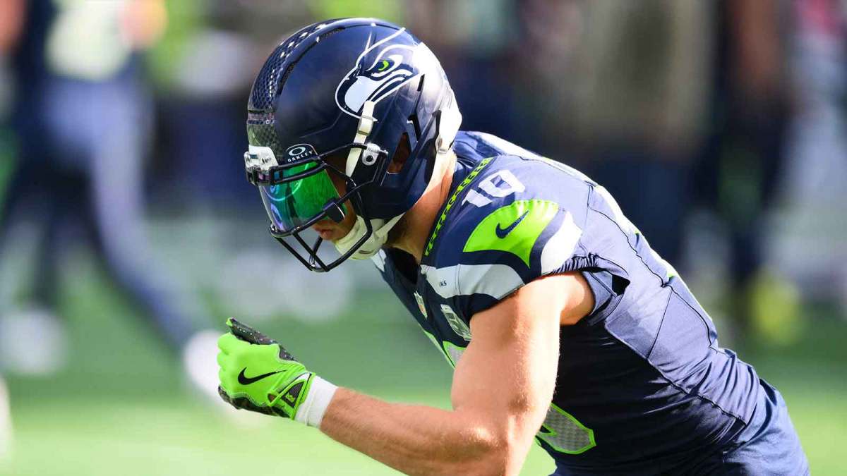 Seattle Seahawks wide receiver Cooper Kupp (10) warms up before the game against the Arizona Cardinals at Lumen Field.