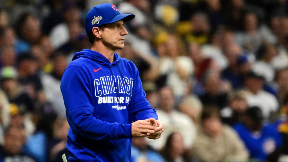 Chicago Cubs manager Craig Counsell (11) walks to the mound in the sixth inning against the Milwaukee Brewers during game five of the NLDS round for the 2025 MLB playoffs at American Family Field.