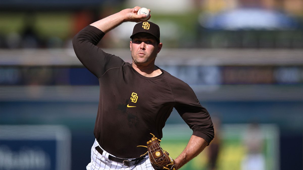 San Diego Padres relief pitcher Craig Stammen (34) throws a pitch during NLCS workouts at Petco Park.