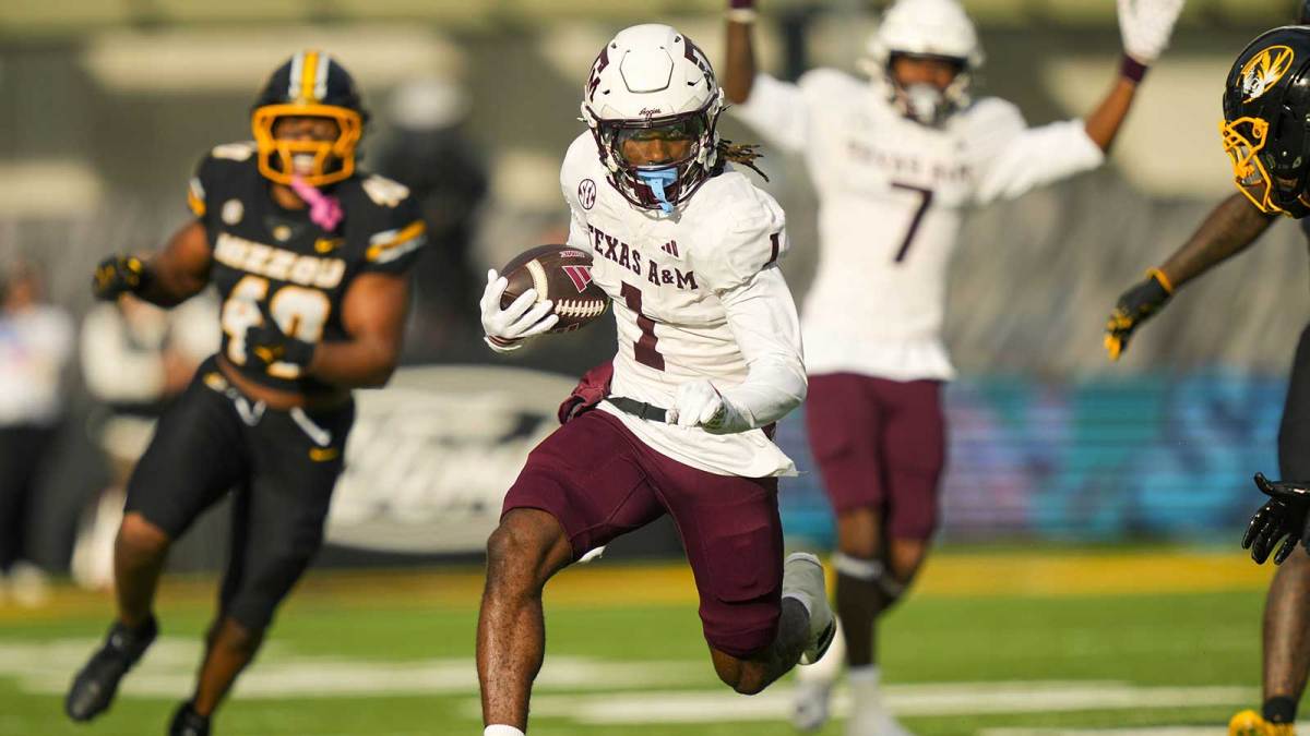 Texas A&M Aggies wide receiver Mario Craver (1) runs with the ball during the first half against the Missouri Tigers at Faurot Field at Memorial Stadium