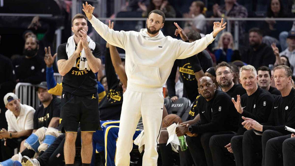 Golden State Warriors guard Stephen Curry celebrates a 3-point basket by teammate Al Horford against the Indiana Pacers during the fourth quarter at Chase Center.