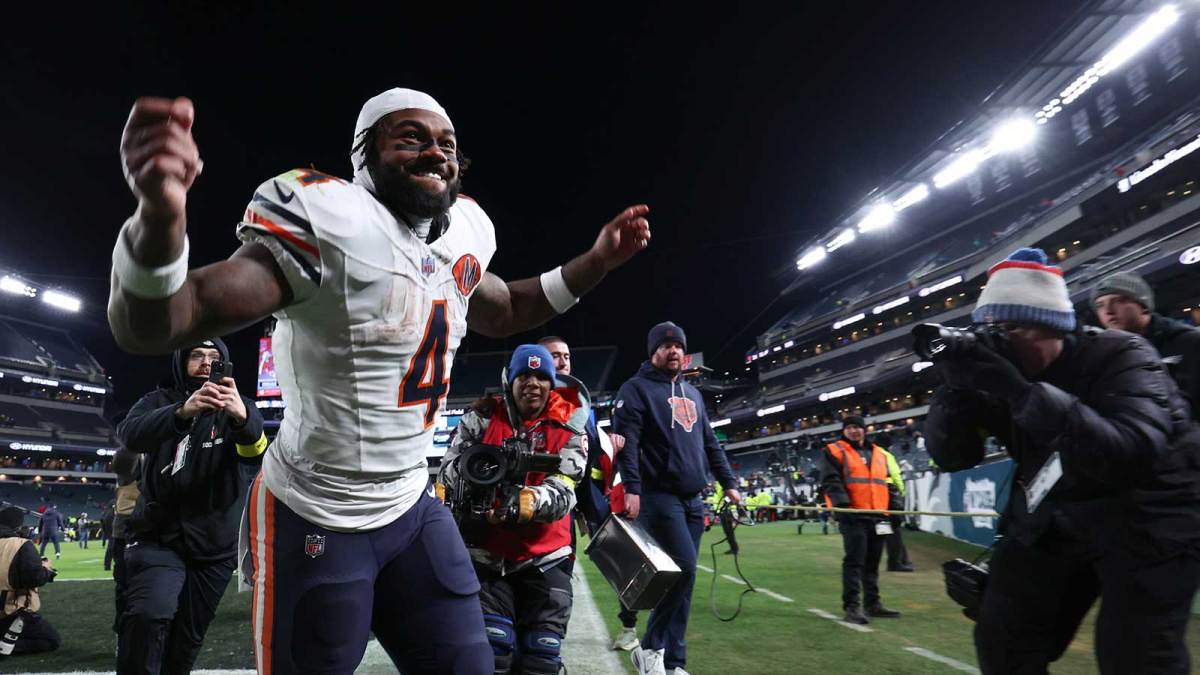 Chicago Bears running back D'Andre Swift (4) celebrates as he leaves the field after the game against the Philadelphia Eagles at Lincoln Financial Field.