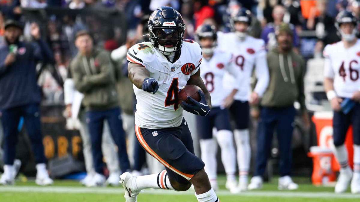 Chicago Bears running back D'Andre Swift (4) rushes during the fourth quarter against the Baltimore Ravens at M&T Bank Stadium.