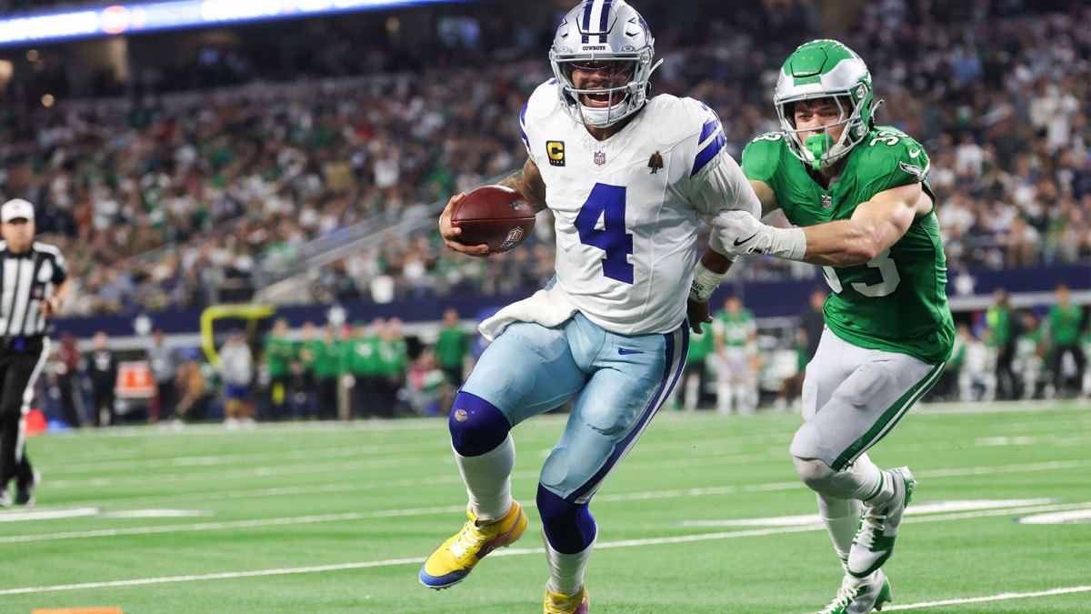 Dallas Cowboys quarterback Dak Prescott (4) runs with the ball in attempt to score a touchdown in the fourth quarter against the Philadelphia Eagles at AT&T Stadium.