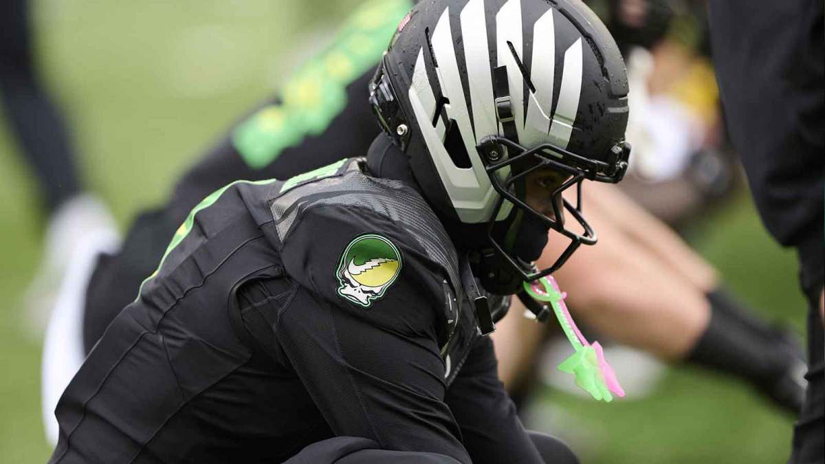 Oregon Ducks wide receiver Dakorien Moore (1) warm up before a game against the Wisconsin Badgers at Autzen Stadium.